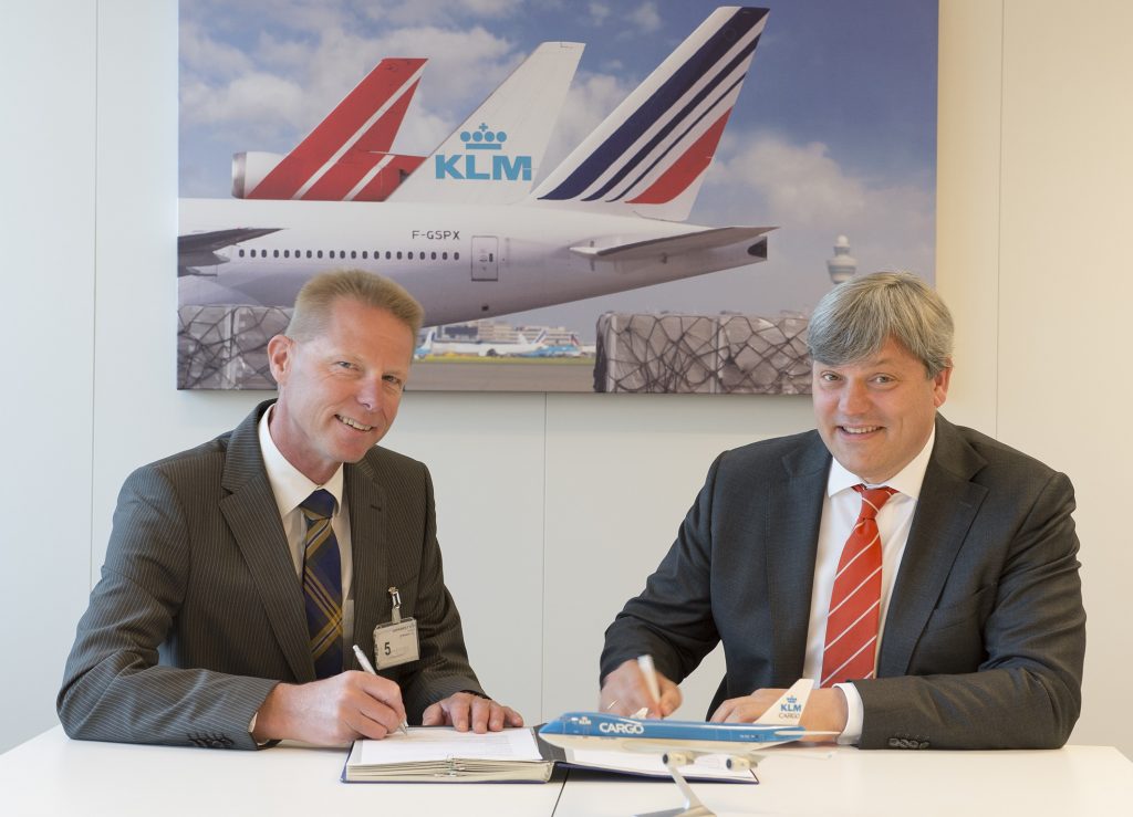 Arthur van Brink (Lödige Benelux, left) and Marcel de Nooijer (KLM Cargo) at the signing of the contract for the construction of the new cargo sorting system at Amsterdam Airport.