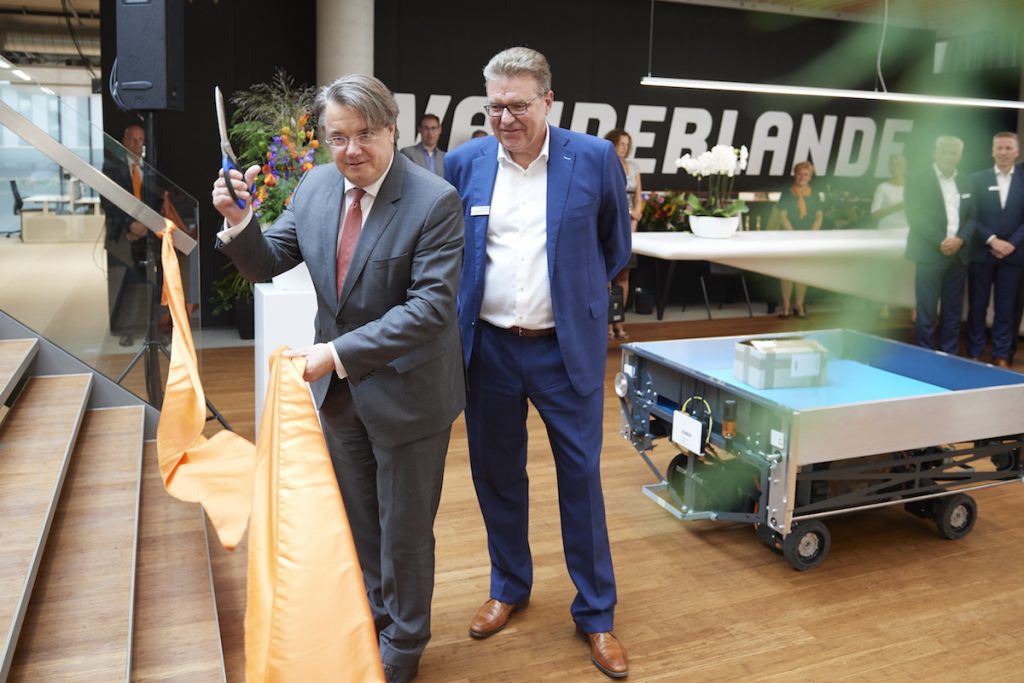 CDK van der Donk opent samen met Herman Molenaar  CFO van Vanderlande het nieuwe gebouw (gebouw 50) in Veghel