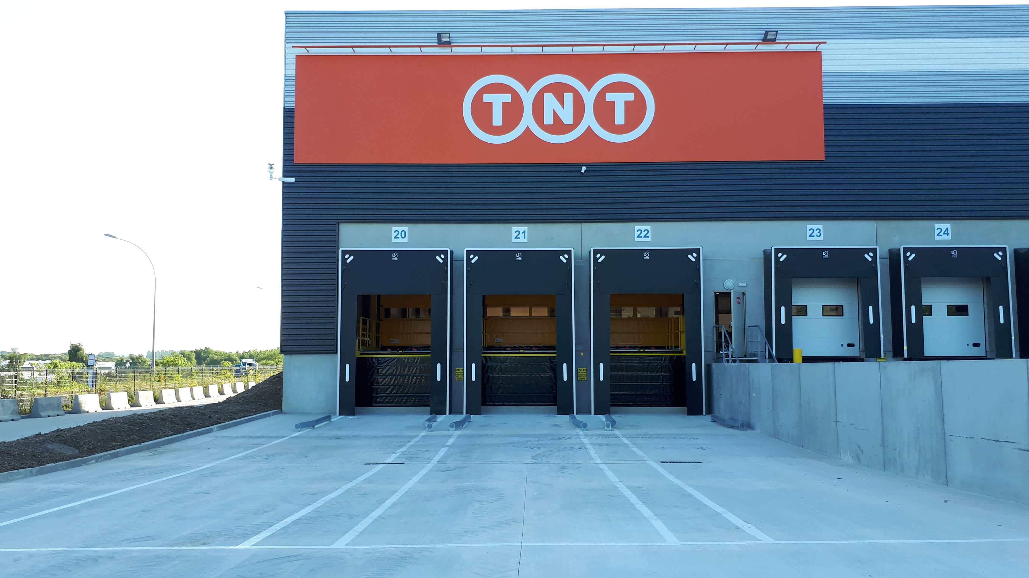 Case Study TNT/FedEX ULD Handling Sytem at CharlesDeGaulle Airport Airport Suppliers